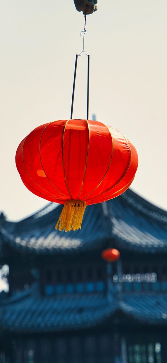 星辰 App 主星图界面竖屏截图，深蓝底色上散布白色星点与浅蓝连线，底部有当前时间与方位角提示条